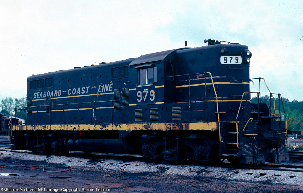 Seaboard Coast Line GQ7 #979, with Seaboard Air Line paint starting to show, 